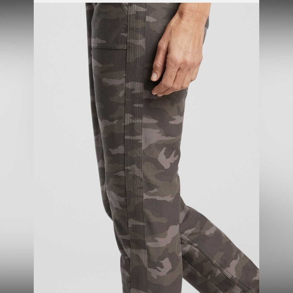 Athleta Olive Camo Farrallon Jogger Pants, size 14 - Picture 7 of 9